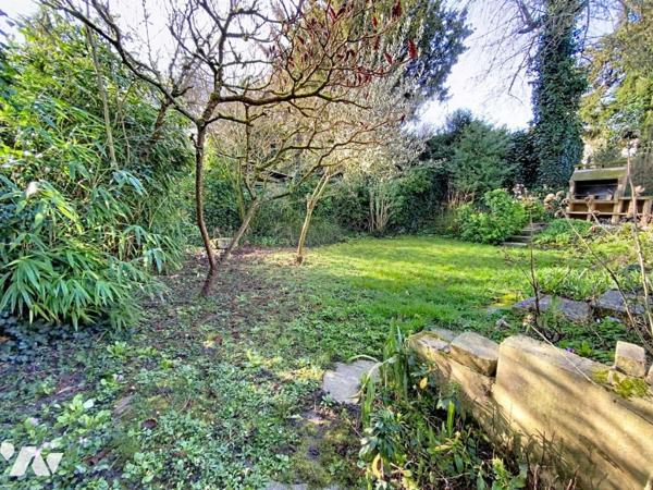 Maison d'habitation élevée sur un sous-sol total comprenant 2 chambres et une dépendance