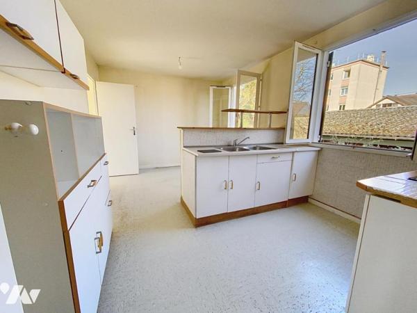 Maison d'habitation élevée sur un sous-sol total comprenant 2 chambres et une dépendance