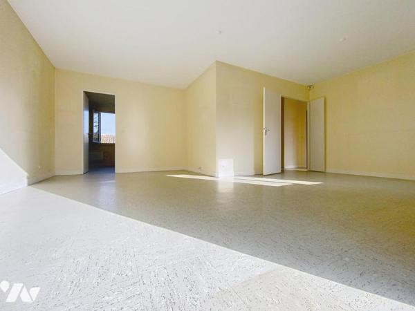 Maison d'habitation élevée sur un sous-sol total comprenant 2 chambres et une dépendance