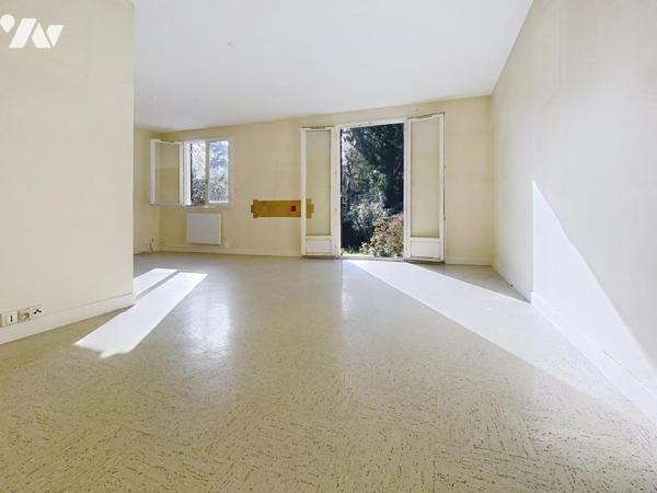 Maison d'habitation élevée sur un sous-sol total comprenant 2 chambres et une dépendance