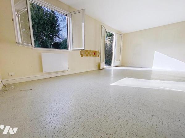 Maison d'habitation élevée sur un sous-sol total comprenant 2 chambres et une dépendance