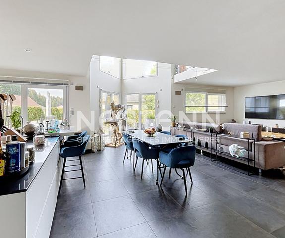 EXCLUSIVITÉ aux Verrières-de-Joux : Élégante maison contemporaine avec de beaux volumes et des prestations soignées !