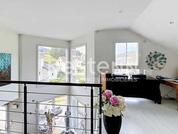 EXCLUSIVITÉ aux Verrières-de-Joux : Élégante maison contemporaine avec de beaux volumes et des prestations soignées !