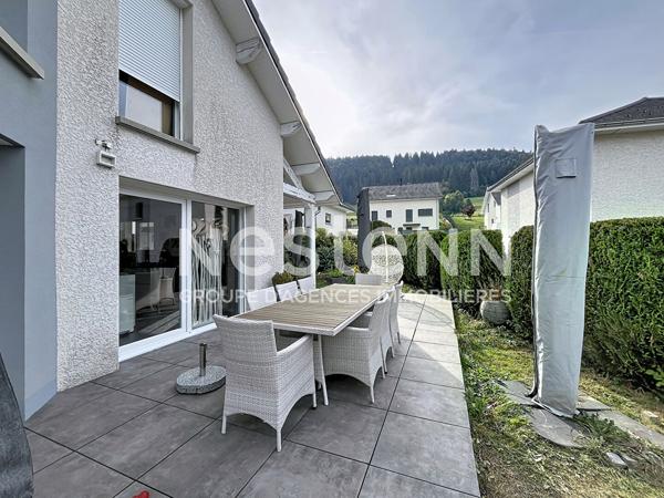 EXCLUSIVITÉ aux Verrières-de-Joux : Élégante maison contemporaine avec de beaux volumes et des prestations soignées !