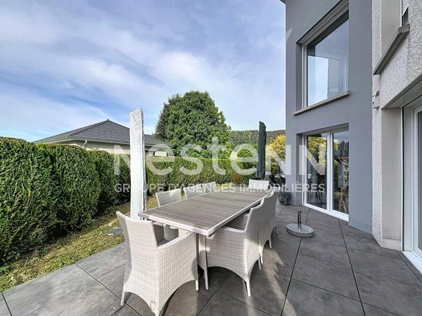 EXCLUSIVITÉ aux Verrières-de-Joux : Élégante maison contemporaine avec de beaux volumes et des prestations soignées !