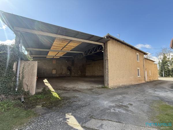 Plateau de 160m2 à rénover sur 294m2 de terrain en plein centre de saint didier de formans
