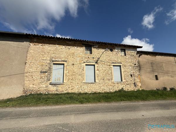 Plateau de 160m2 à rénover sur 294m2 de terrain en plein centre de saint didier de formans