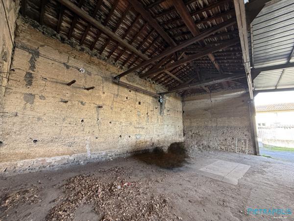 Plateau de 160m2 à rénover sur 294m2 de terrain en plein centre de saint didier de formans