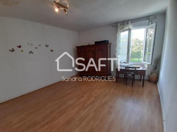 Maison 295m2 avec Garages, Cour Macadam, plusieurs ateliers et autres dépendances de une superficie d'environ 800m2