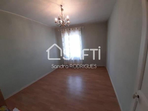 Maison 295m2 avec Garages, Cour Macadam, plusieurs ateliers et autres dépendances de une superficie d'environ 800m2