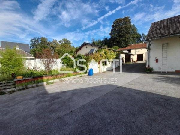 Maison 295m2 avec Garages, Cour Macadam, plusieurs ateliers et autres dépendances de une superficie d'environ 800m2