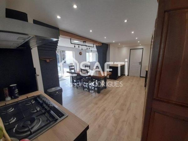 Maison 295m2 avec Garages, Cour Macadam, plusieurs ateliers et autres dépendances de une superficie d'environ 800m2