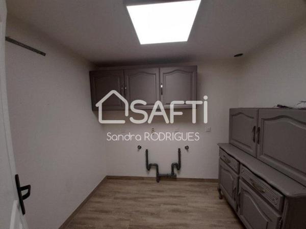 Maison 295m2 avec Garages, Cour Macadam, plusieurs ateliers et autres dépendances de une superficie d'environ 800m2