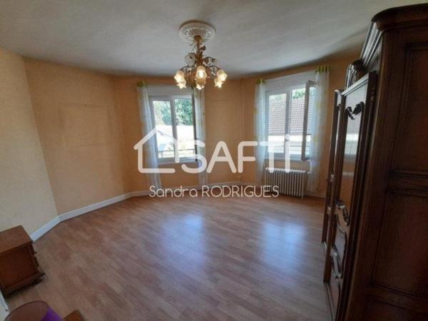 Maison 295m2 avec Garages, Cour Macadam, plusieurs ateliers et autres dépendances de une superficie d'environ 800m2