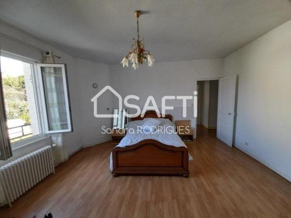 Maison 295m2 avec Garages, Cour Macadam, plusieurs ateliers et autres dépendances de une superficie d'environ 800m2