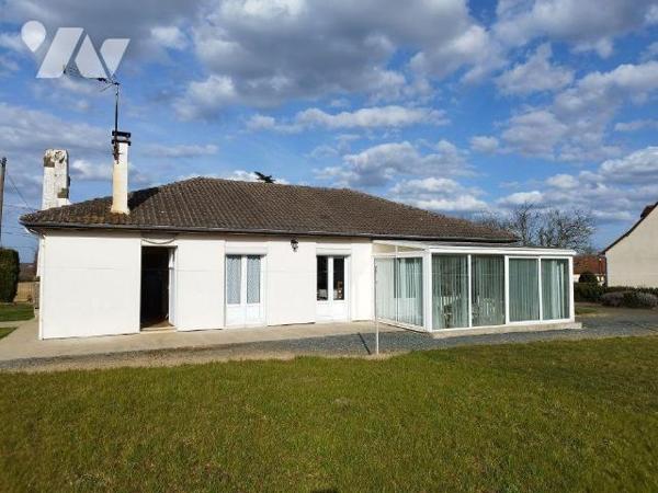 Une maison de plain-pied, composée de: Cuisine, séjour, véranda,  3 chambres ,salle de bain,WC,...