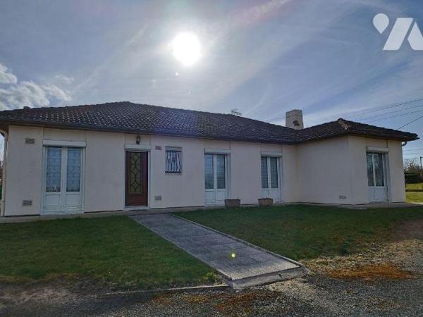 Une maison de plain-pied, composée de: Cuisine, séjour, véranda,  3 chambres ,salle de bain,WC,...