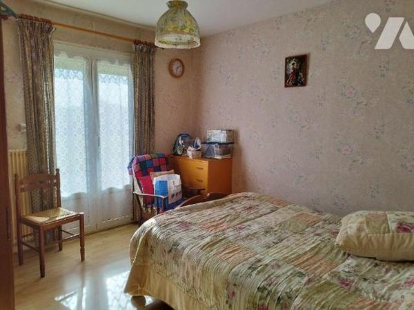 Une maison de plain-pied, composée de: Cuisine, séjour, véranda,  3 chambres ,salle de bain,WC,...