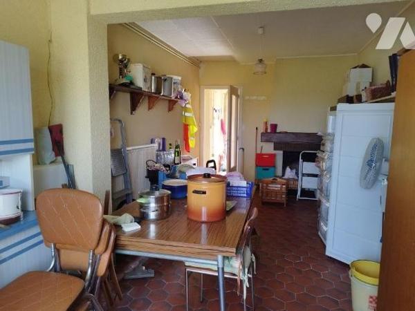 Une maison de plain-pied, composée de: Cuisine, séjour, véranda,  3 chambres ,salle de bain,WC,...
