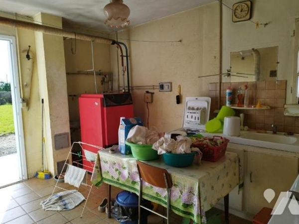 Une maison de plain-pied, composée de: Cuisine, séjour, véranda,  3 chambres ,salle de bain,WC,...