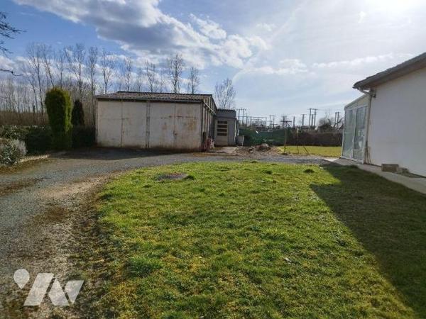 Une maison de plain-pied, composée de: Cuisine, séjour, véranda,  3 chambres ,salle de bain,WC,...