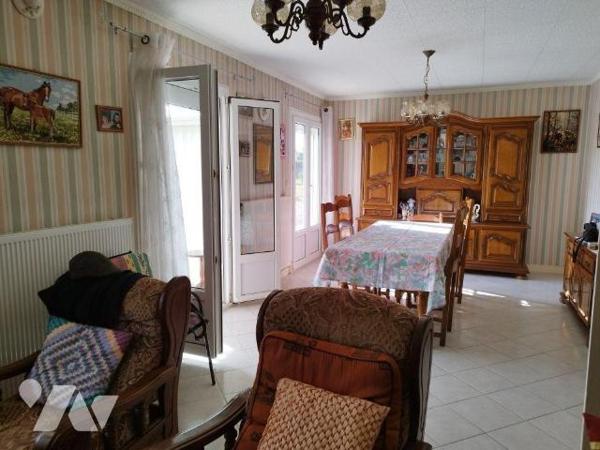 Une maison de plain-pied, composée de: Cuisine, séjour, véranda,  3 chambres ,salle de bain,WC,...