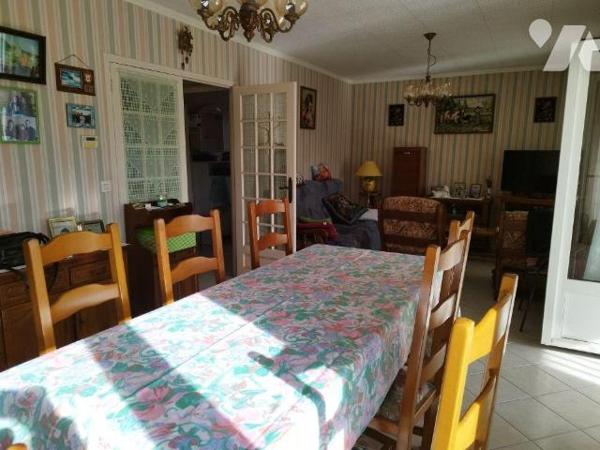 Une maison de plain-pied, composée de: Cuisine, séjour, véranda,  3 chambres ,salle de bain,WC,...