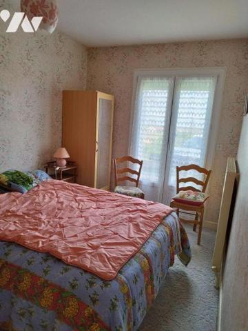 Une maison de plain-pied, composée de: Cuisine, séjour, véranda,  3 chambres ,salle de bain,WC,...