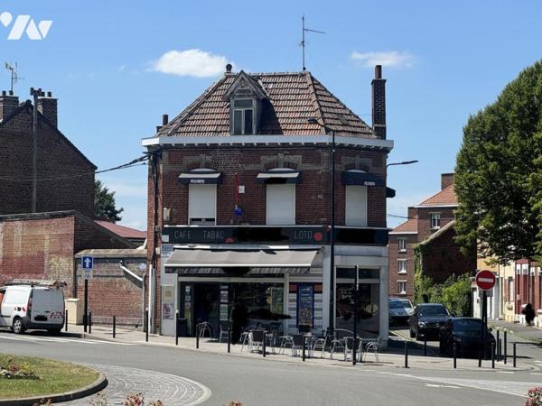 Immeuble d'angle à Valenciennes sur axe passant proche stade Nungesser