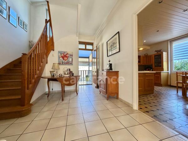 MAISON DE 220 M2, TERRAIN CLOS DE 909 M2, 7 CHAMBRES, FIBRE OPTIQUE, TERRASSE, GARAGE 135 M2, DÉPÔT DE 82 M2