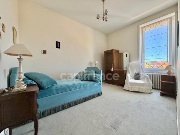 MAISON DE 220 M2, TERRAIN CLOS DE 909 M2, 7 CHAMBRES, FIBRE OPTIQUE, TERRASSE, GARAGE 135 M2, DÉPÔT DE 82 M2