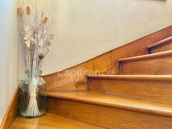 MAISON DE 220 M2, TERRAIN CLOS DE 909 M2, 7 CHAMBRES, FIBRE OPTIQUE, TERRASSE, GARAGE 135 M2, DÉPÔT DE 82 M2