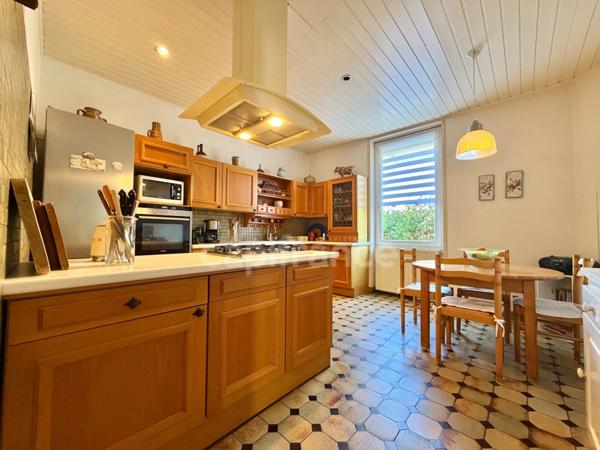 MAISON DE 220 M2, TERRAIN CLOS DE 909 M2, 7 CHAMBRES, FIBRE OPTIQUE, TERRASSE, GARAGE 135 M2, DÉPÔT DE 82 M2