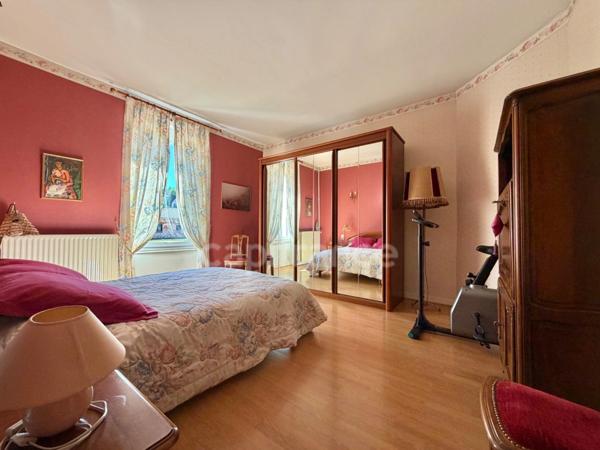 MAISON DE 220 M2, TERRAIN CLOS DE 909 M2, 7 CHAMBRES, FIBRE OPTIQUE, TERRASSE, GARAGE 135 M2, DÉPÔT DE 82 M2