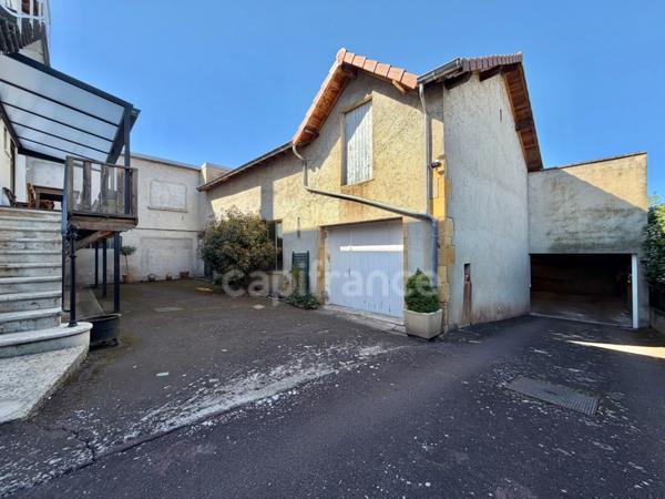 MAISON DE 220 M2, TERRAIN CLOS DE 909 M2, 7 CHAMBRES, FIBRE OPTIQUE, TERRASSE, GARAGE 135 M2, DÉPÔT DE 82 M2