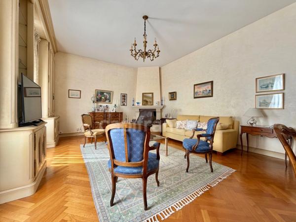 MAISON DE 220 M2, TERRAIN CLOS DE 909 M2, 7 CHAMBRES, FIBRE OPTIQUE, TERRASSE, GARAGE 135 M2, DÉPÔT DE 82 M2