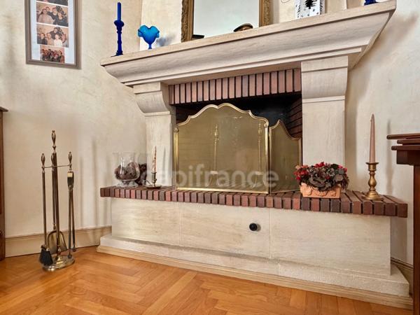 MAISON DE 220 M2, TERRAIN CLOS DE 909 M2, 7 CHAMBRES, FIBRE OPTIQUE, TERRASSE, GARAGE 135 M2, DÉPÔT DE 82 M2