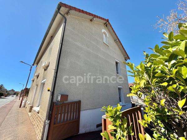 MAISON DE 220 M2, TERRAIN CLOS DE 909 M2, 7 CHAMBRES, FIBRE OPTIQUE, TERRASSE, GARAGE 135 M2, DÉPÔT DE 82 M2