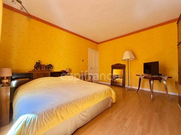 MAISON DE 220 M2, TERRAIN CLOS DE 909 M2, 7 CHAMBRES, FIBRE OPTIQUE, TERRASSE, GARAGE 135 M2, DÉPÔT DE 82 M2