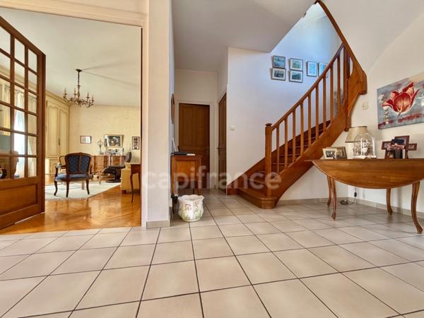 MAISON DE 220 M2, TERRAIN CLOS DE 909 M2, 7 CHAMBRES, FIBRE OPTIQUE, TERRASSE, GARAGE 135 M2, DÉPÔT DE 82 M2