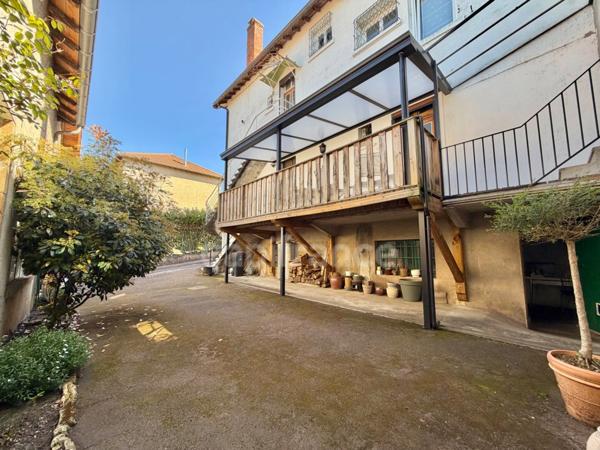 MAISON DE 220 M2, TERRAIN CLOS DE 909 M2, 7 CHAMBRES, FIBRE OPTIQUE, TERRASSE, GARAGE 135 M2, DÉPÔT DE 82 M2