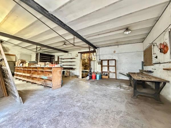 MAISON DE 220 M2, TERRAIN CLOS DE 909 M2, 7 CHAMBRES, FIBRE OPTIQUE, TERRASSE, GARAGE 135 M2, DÉPÔT DE 82 M2