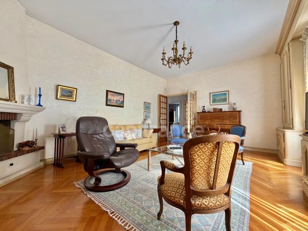 MAISON DE 220 M2, TERRAIN CLOS DE 909 M2, 7 CHAMBRES, FIBRE OPTIQUE, TERRASSE, GARAGE 135 M2, DÉPÔT DE 82 M2