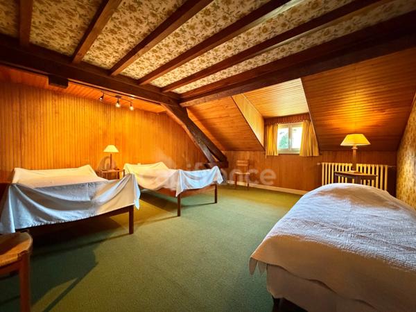 MAISON DE 220 M2, TERRAIN CLOS DE 909 M2, 7 CHAMBRES, FIBRE OPTIQUE, TERRASSE, GARAGE 135 M2, DÉPÔT DE 82 M2