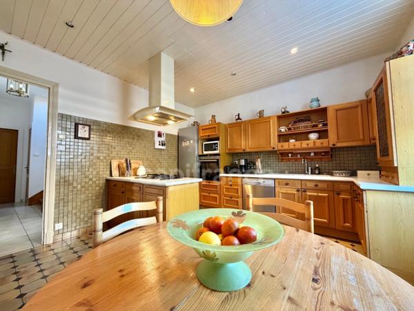 MAISON DE 220 M2, TERRAIN CLOS DE 909 M2, 7 CHAMBRES, FIBRE OPTIQUE, TERRASSE, GARAGE 135 M2, DÉPÔT DE 82 M2