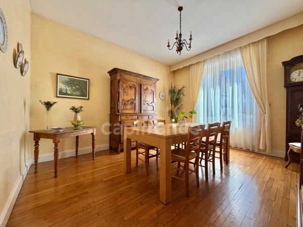 MAISON DE 220 M2, TERRAIN CLOS DE 909 M2, 7 CHAMBRES, FIBRE OPTIQUE, TERRASSE, GARAGE 135 M2, DÉPÔT DE 82 M2