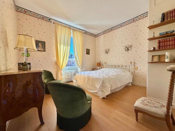 MAISON DE 220 M2, TERRAIN CLOS DE 909 M2, 7 CHAMBRES, FIBRE OPTIQUE, TERRASSE, GARAGE 135 M2, DÉPÔT DE 82 M2