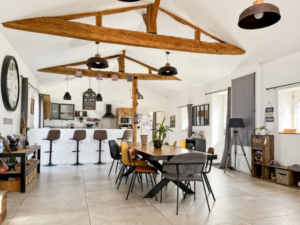 Maison en pierres rénovée de plus de 200 m² avec pièce de vie de 70 m², suite parentale exceptionnelle et dépendances ! Environnement arboré à Challans