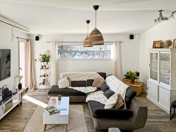 Maison en pierres rénovée de plus de 200 m² avec pièce de vie de 70 m², suite parentale exceptionnelle et dépendances ! Environnement arboré à Challans