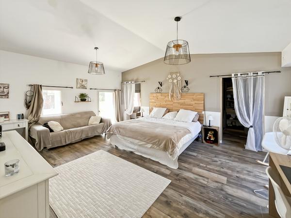 Maison en pierres rénovée de plus de 200 m² avec pièce de vie de 70 m², suite parentale exceptionnelle et dépendances ! Environnement arboré à Challans